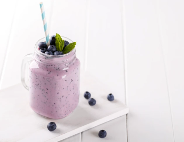 Nausea-friendly blueberry smoothie in a glass.